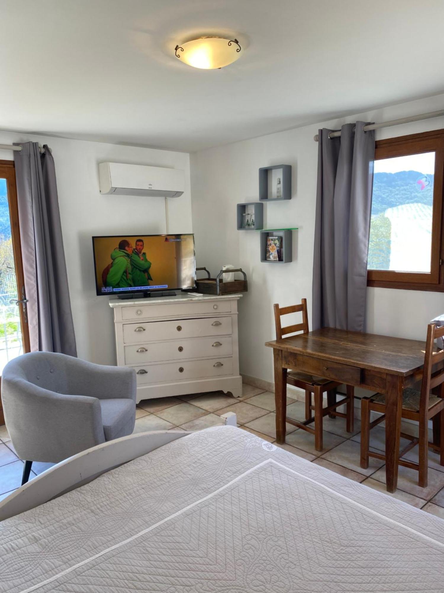 Chambre: une fenêtre sur le Ventoux Plaisians Extérieur photo